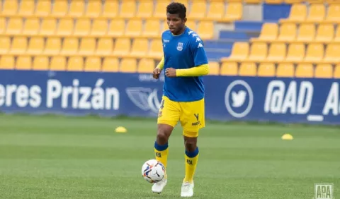 Fidel Escobar regresa a la cancha  y es titular con Alcorcón