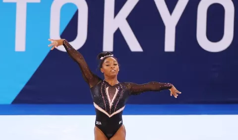 Simone Biles cede trono olímpico; quiere salud mental   
