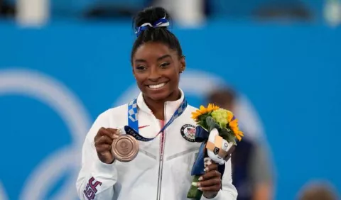 Simone Biles gana bronce y habla de la salud mental de los atletas