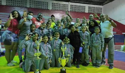 Colón gana  el título en  la lucha infantil