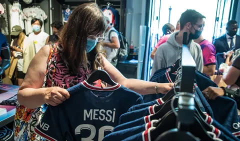 'Messimanía' en París; todos quieren  verlo,  comprar su camiseta y Leo  feliz en el PSG