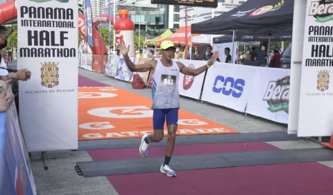 Jorge Castelblanco, sin problemas y relajado se lleva la media maratón Ciudad de Panamá