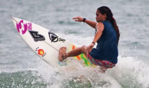 Samanta Alonso dio clínica de surf a los niños y jóvenes