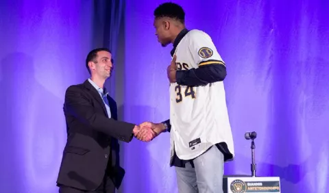 Antetokounmpo compra acciones de los Cerveceros de Milwaukee en las Grandes Ligas