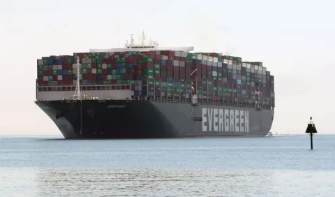 El "Ever Given" cruza el canal de Suez sin problemas