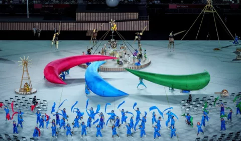 El cielo de Tokio se ilumina    por   la llama tricolor, gracias al  movimiento  paralímpico
