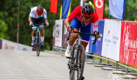 Franklin Archibold muestra su poder en los pedales en el Tour de Panamá