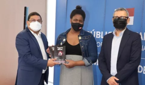 Entregan ejemplares  a ganadores 