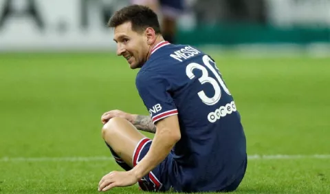 Messi  entró como suplente en  juego del PSG al sustituir a Neymar, pero Mbappé golea
