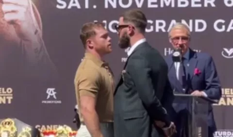 Saúl 'Canelo' Álvarez y Caleb Plant calientan la pelea con empujones y golpes