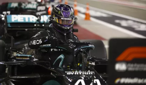 Hamilton fue  sancionado con diez puesto en la parrilla; pero  con mejor tiempo en  Bósforo