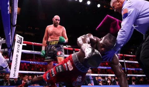 Inglés Tyson Fury retiene su título