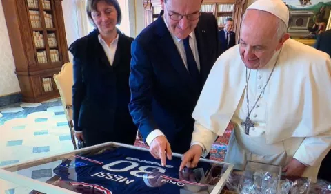 Papa Francisco recibe camiseta de Messi del PSG, autografiada