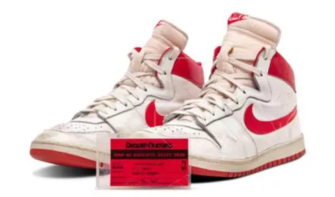 Michael Jordan, subastan su zapatilla usada de 1984  por 1.5 millones de dólares