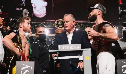 Saúl 'Canelo' Álvarez  y Caleb Plant, cumplen con la báscula