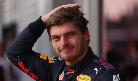 Max Verstappen y Lewis Hamilton en una carrera  muy reñida