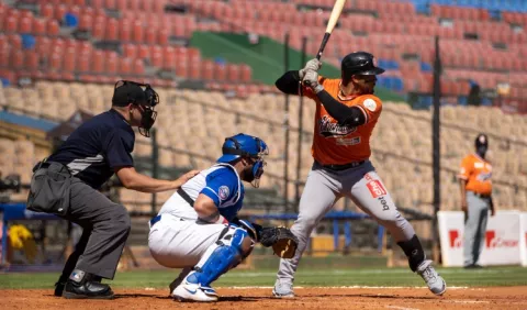 Astronautas hoy ante los Gigantes del Cibao