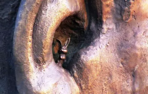 Retiran conejo de bronce incrustado en estatua de Mandela por sus escultores