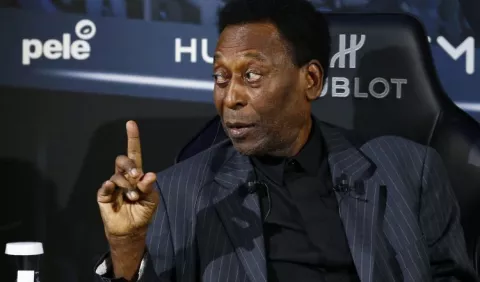 Pelé vuelve al hospital para seguir  tratamiento