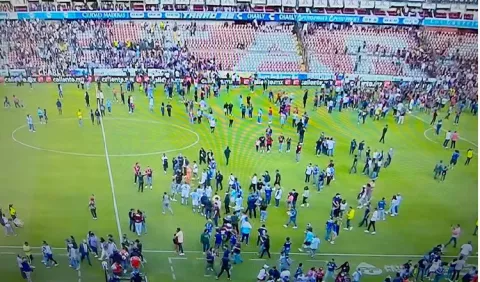 Violencia entre aficionados termina en la cancha de fútbol en México