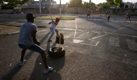 Béisbol dominicano se 'cuece' en el popular juego callejero de la vitilla