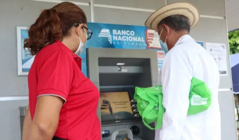 Sacar dinero del cajero comienza a ser minoría