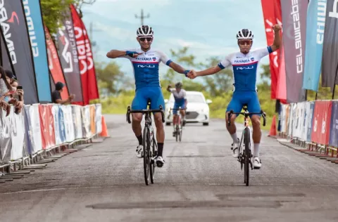 Bolívar Espinosa mantuvo fuga y gana título de ruta