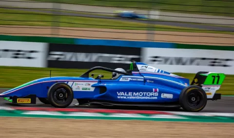 Piloto italo-panameño muestra determinación en la pista