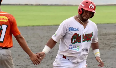 Erasmo Caballero, conquista la triple corona en el béisbol mayor