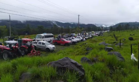 Paro indefinido y se unen transportistas de carga internacional