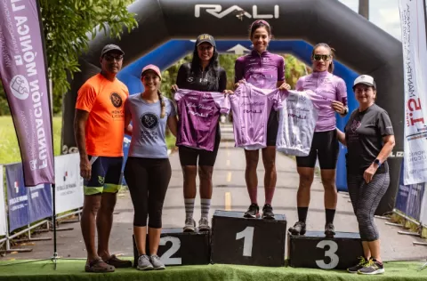 Wendy Ducreux gana en ciclismo y piensa en España