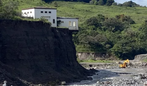 Furia del río Chiriquí Viejo  se  traga varias residencias
