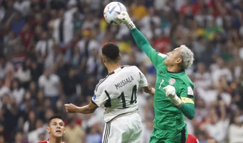 Portero Keylor Navas deja el balón en el aire y  no aclara si   este fue su último Mundial