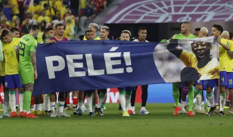 Jugadores  brasileños muestran su apoyo a Pelé