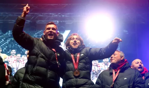 Croacia recibe con júbilo a su equipo por bronce