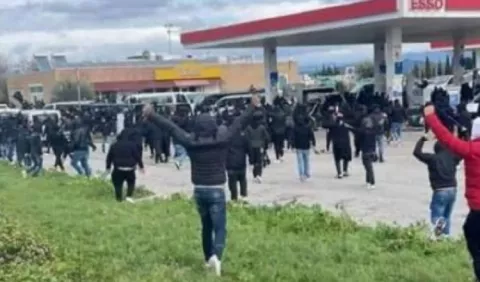 Roma y Nápoles, hinchas de enfrentan
