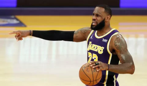 LeBron James y Giannis Antetokounmpo, capitanes