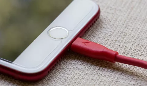 ¿Cuáles son los peligros de cargar tu celular en lugares públicos?