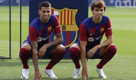 Xavi, feliz con  Joa Félix y Cancelo en el Barcelona