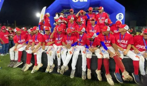 Coclé festeja  con su afición el cuarto título juvenil