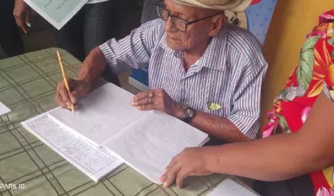 El sueño cumplido de don Félix: aprender a leer a los 97 años