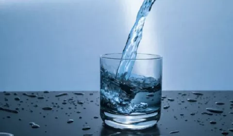 ¿Se necesitan más de 8 vasos de agua al día?