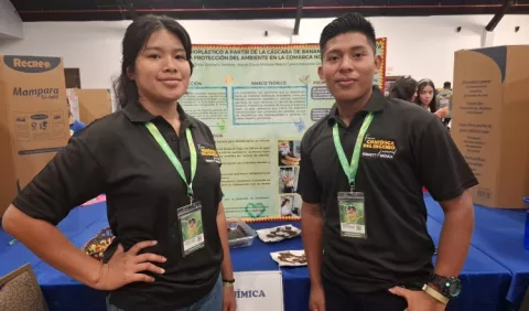 Cáscaras de banano, la apuesta de estudiantes de la comarca para cuidar el ambiente y emprender