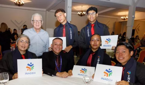 En una graduación masiva, el Inadeh entrega 1,550 certificados