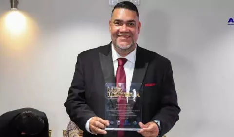 Julio Shebelut, gana el concurso literario Luis Rentería