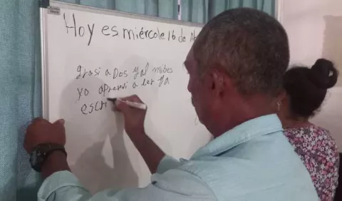Meta de programa de Alfabetización es graduar a 3,000 personas este año