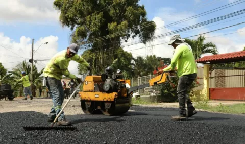 Ministro Andrade defiende las contrataciones directas para rehabilitar calles