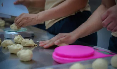 Contratos de 6 años y comidas a $5.50 para alimentar a detenidos