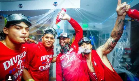 Edmundo Sosa festeja con  Filis el banderín del Este
