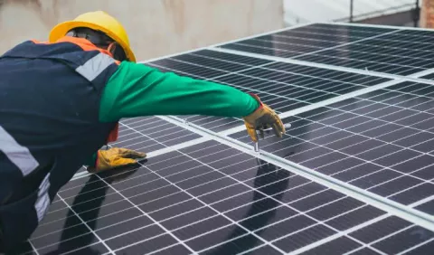 Paneles solares de la Oficina de Electrificación Rural ayudarán a reducir facturas a humildes familias